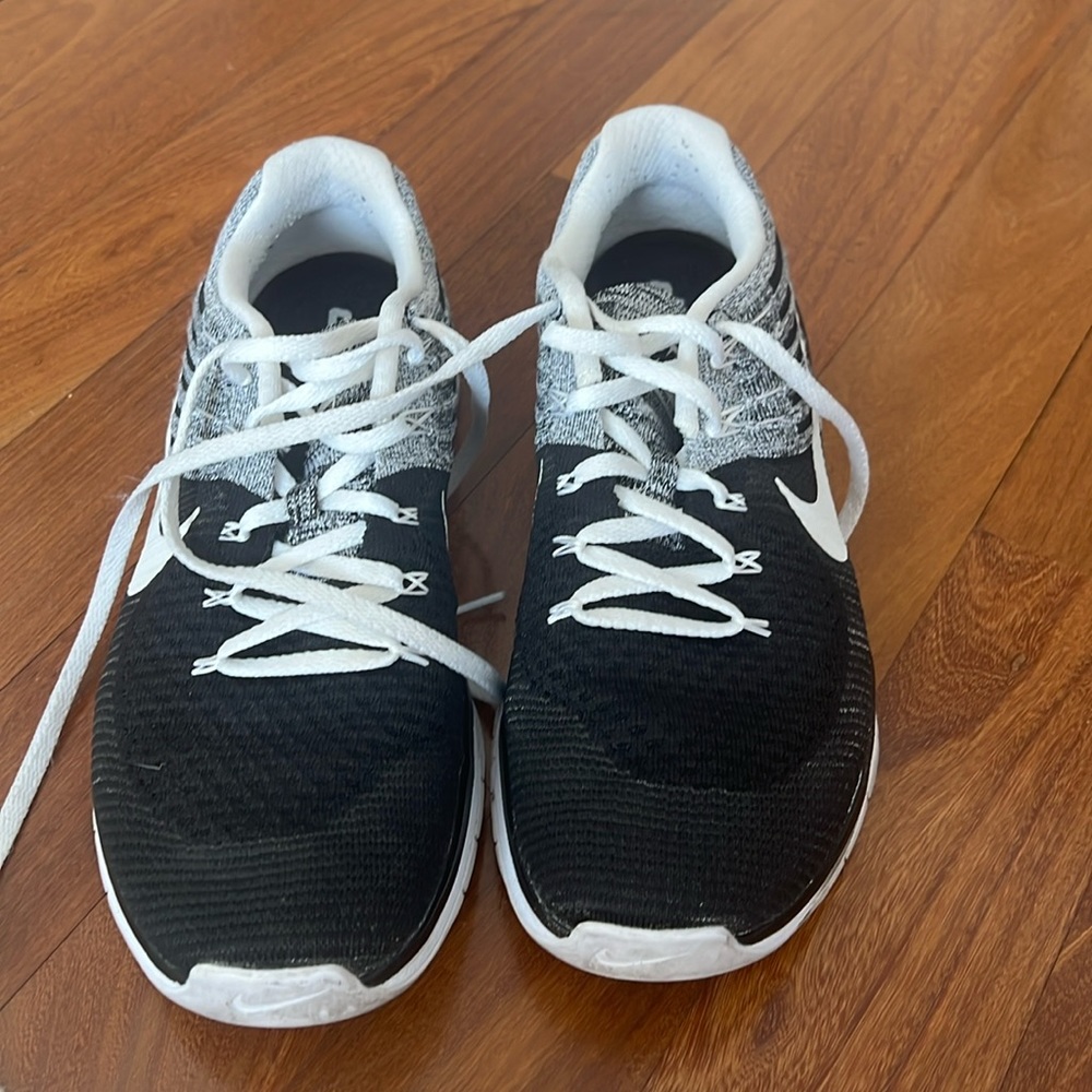Nike Size 9.5 Black Workout Sneakers